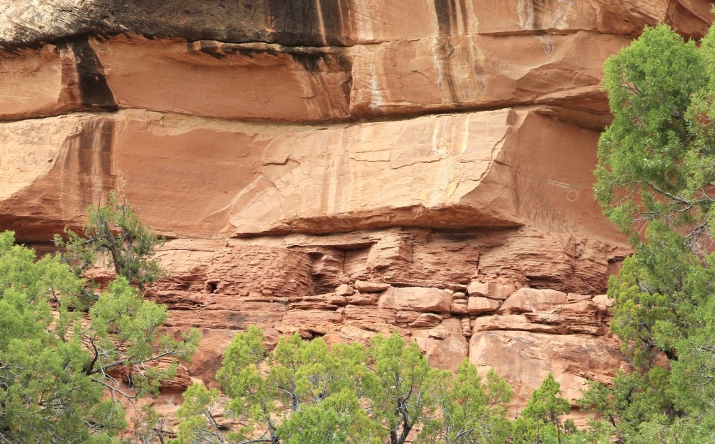 ruins on the side trail to Angel Arch