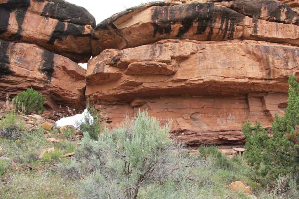 Peekaboo Arch and pictographs